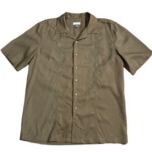 Breakwater olive green linen shirt
Size medium